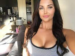 Bintang Panas ini Buka Kampus Porno, Dosennya Seksi serta Kuliahnya Langsung Aplikasi!